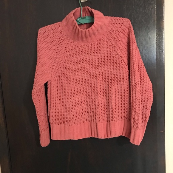Ladies/Girls Pink Sweater Size Small $5.00 AS AN ADD ON - Picture 1 of 2